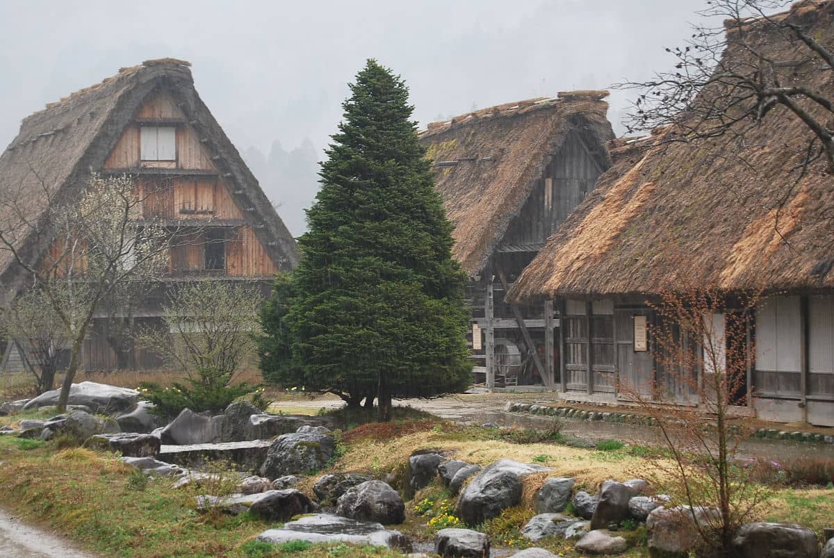 Shirakawa-go con niebla también es precioso