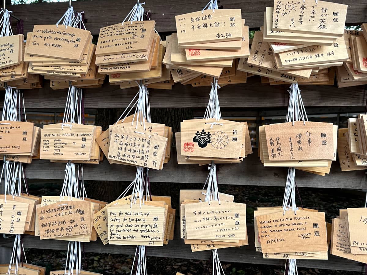 Tablillas de madera ema en el Meiji Jungu de Tokio