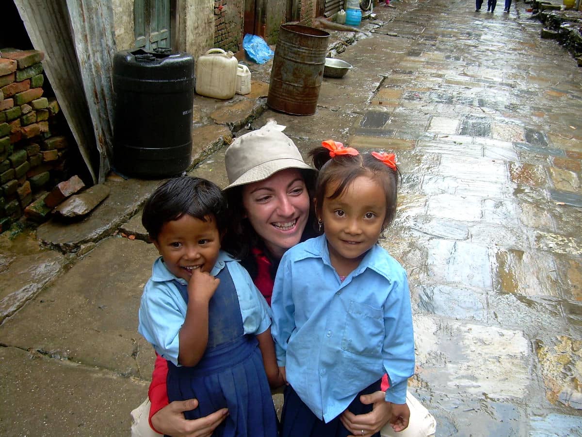 Vero con dos niñas en Khokana