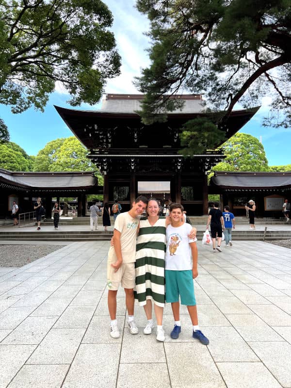 Vero y los niños en nuestra última visita al Meiji Jingu de Tokio