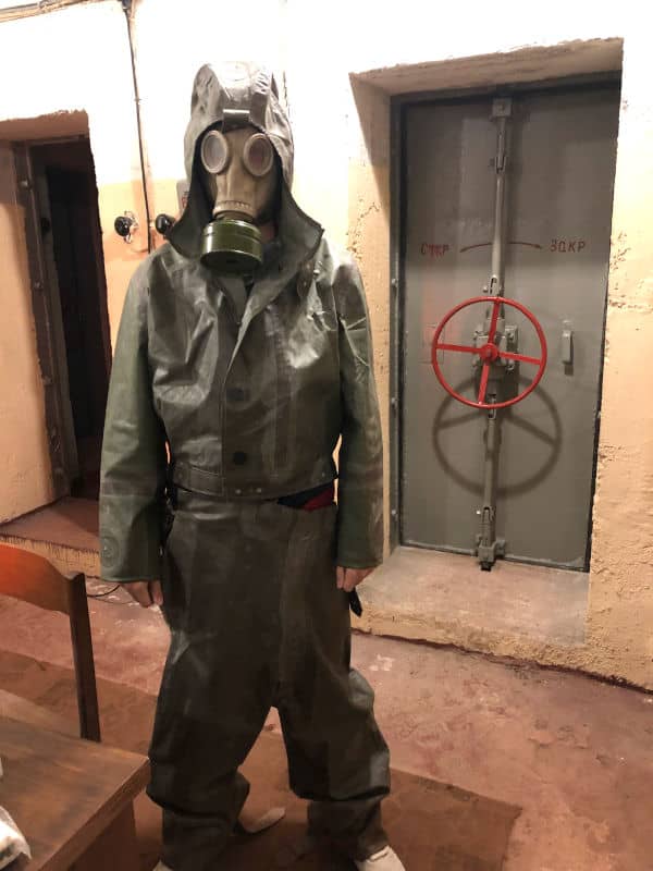 Vestido con un traje anti radiación en el búnker