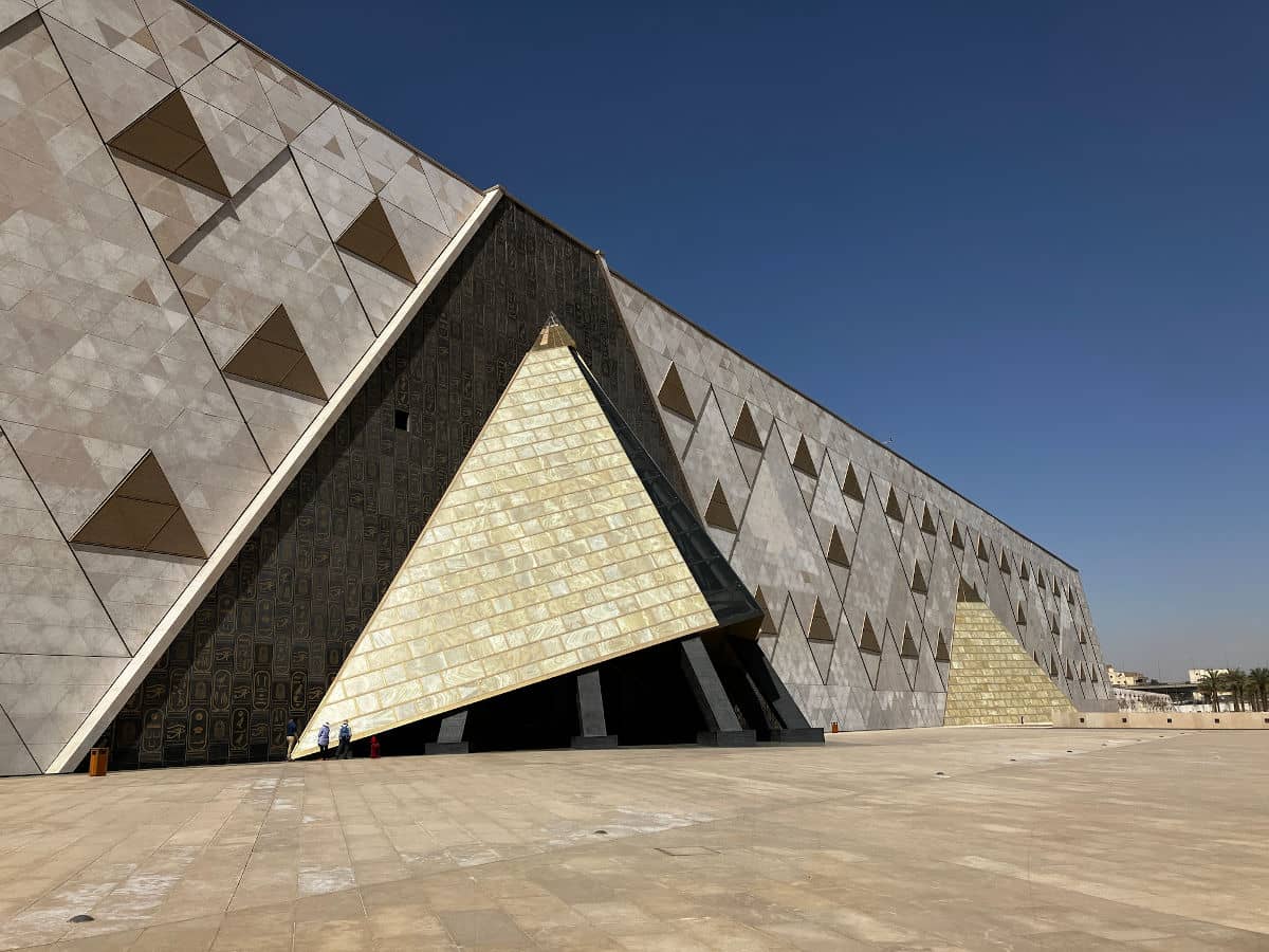 El Gran Museo Egipcio desde el exterior