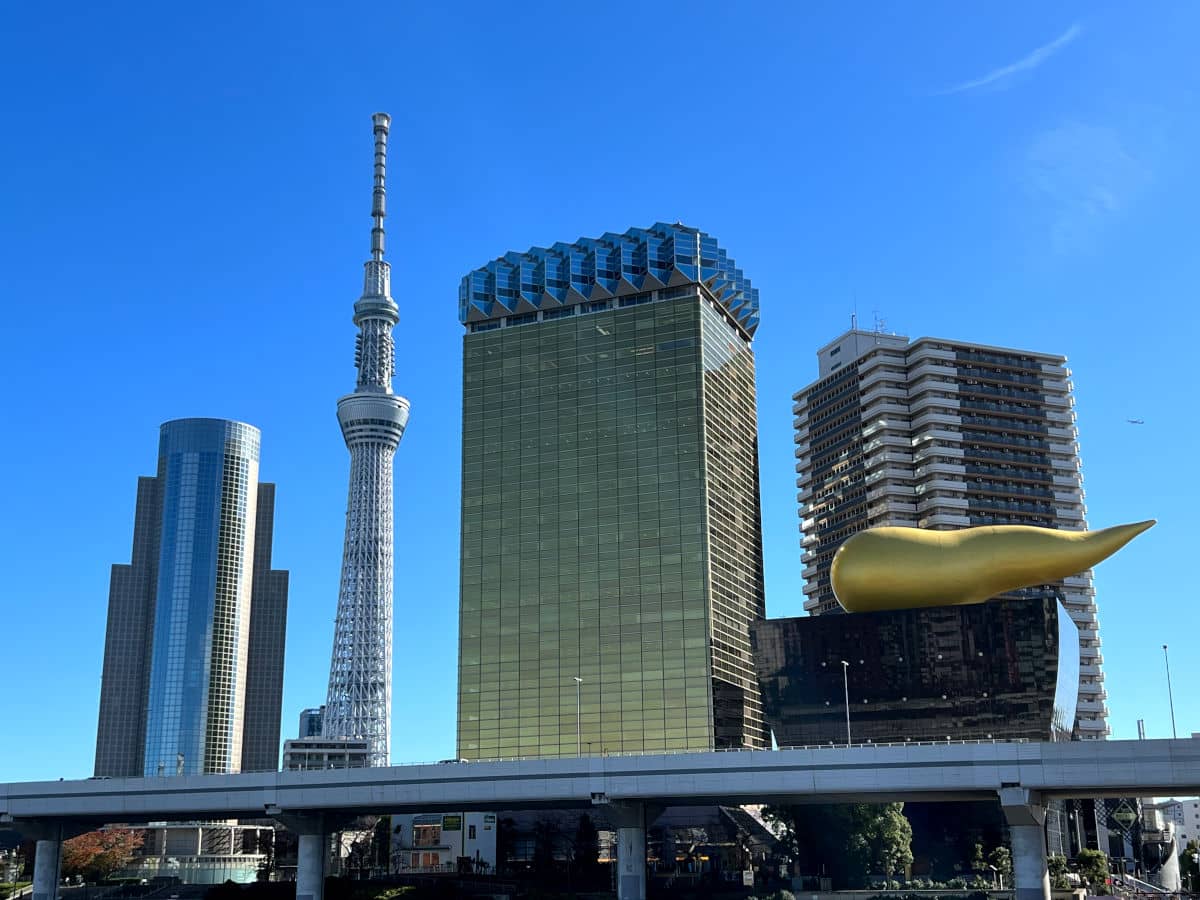 La Tokyo Skytree a la izquierda y el Asahi Beer Hall con su llama dorada a la derecha