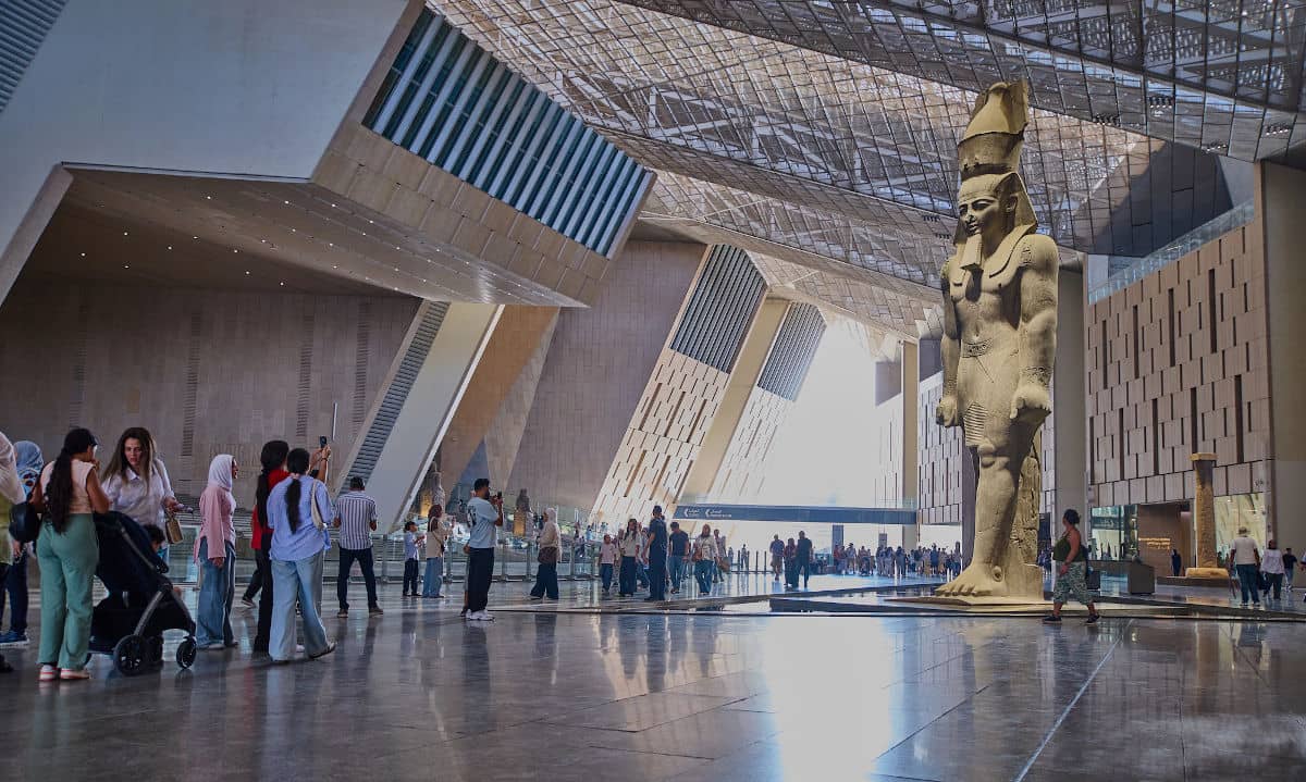 La estatua de Ramsés II en el Gran Museo Egipcio