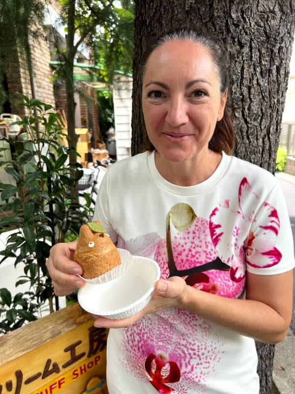 Vero con el pastelito de Totoro original