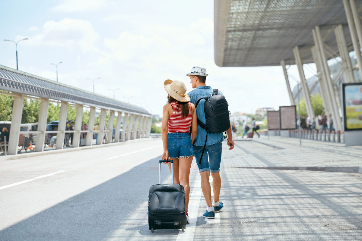 🎒 El botiquín de viaje: qué meter en la maletaIgual que llevas tiritas por si te rozan los zapatos o ibuprofeno por si te duele la cabeza, si eres propenso a sufrir esta dolencia, tu neceser debe estar preparado. No confíes en encontrar lo que necesitas en una farmacia de un pueblo remoto de Asia o donde no hables el idioma. Asegúrate de llevar contigo una buena crema para hemorroides que sea efectiva. Busca aquellas que tengan acción antiinflamatoria y anestésica local. Créenos, tenerla a mano en el neceser de mano (respetando los líquidos del aeropuerto, claro) puede marcar la diferencia entre un vuelo horrible y uno soportable. No olvides de incluir un buen botiquin en tu maleta