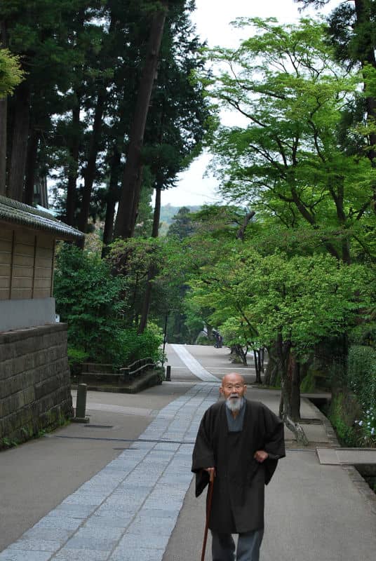 Anciano en los alrededores del Templo Engaku-ji de Kamakura