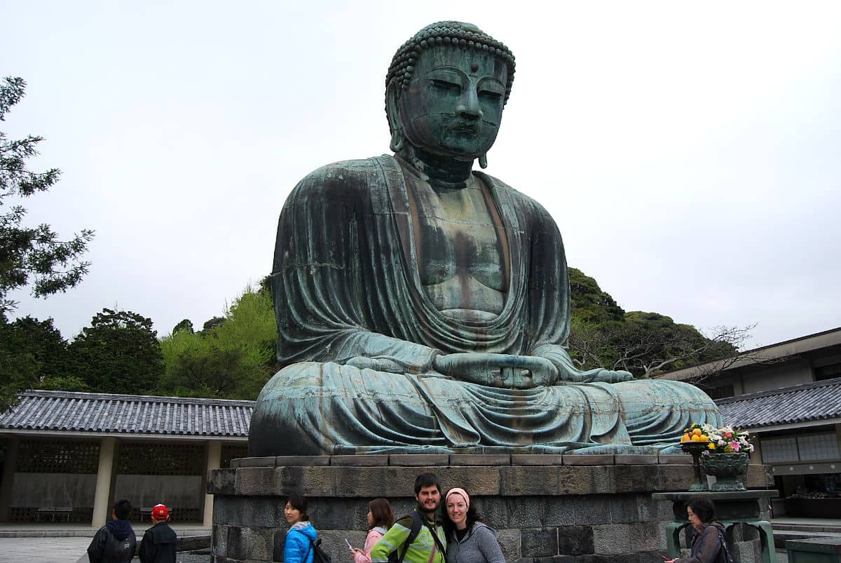 De jóvenes frente al Gran Buda de Kamakura