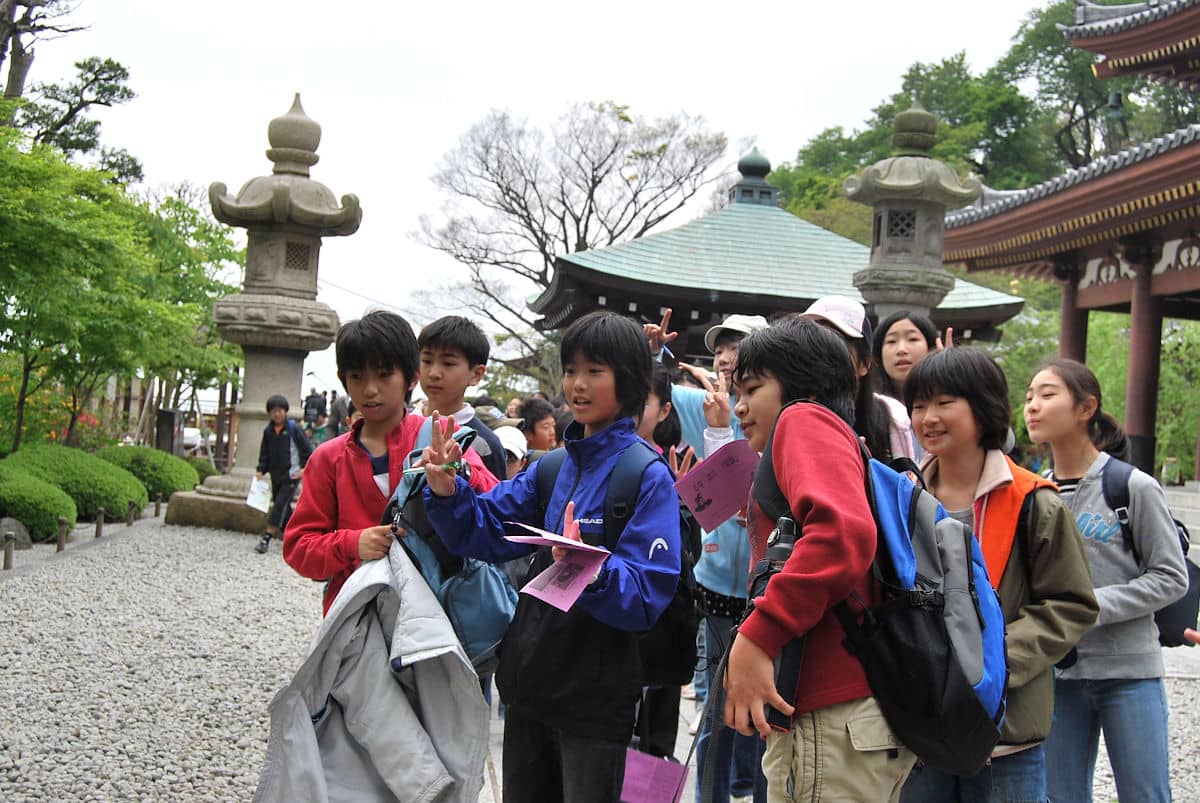 Estudiantes japoneses en el Hase-Dera de Kamakura