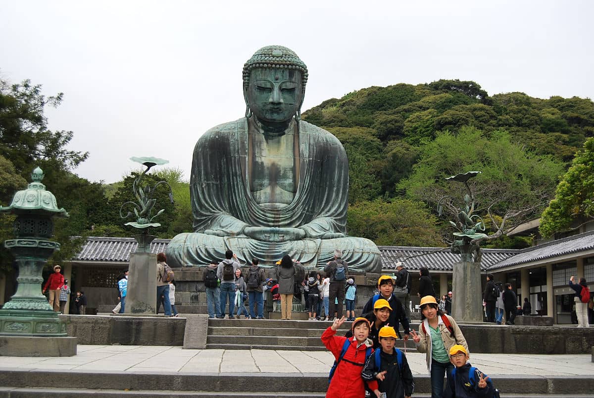 Niños japoneses con el Gran Buda de Kamakura