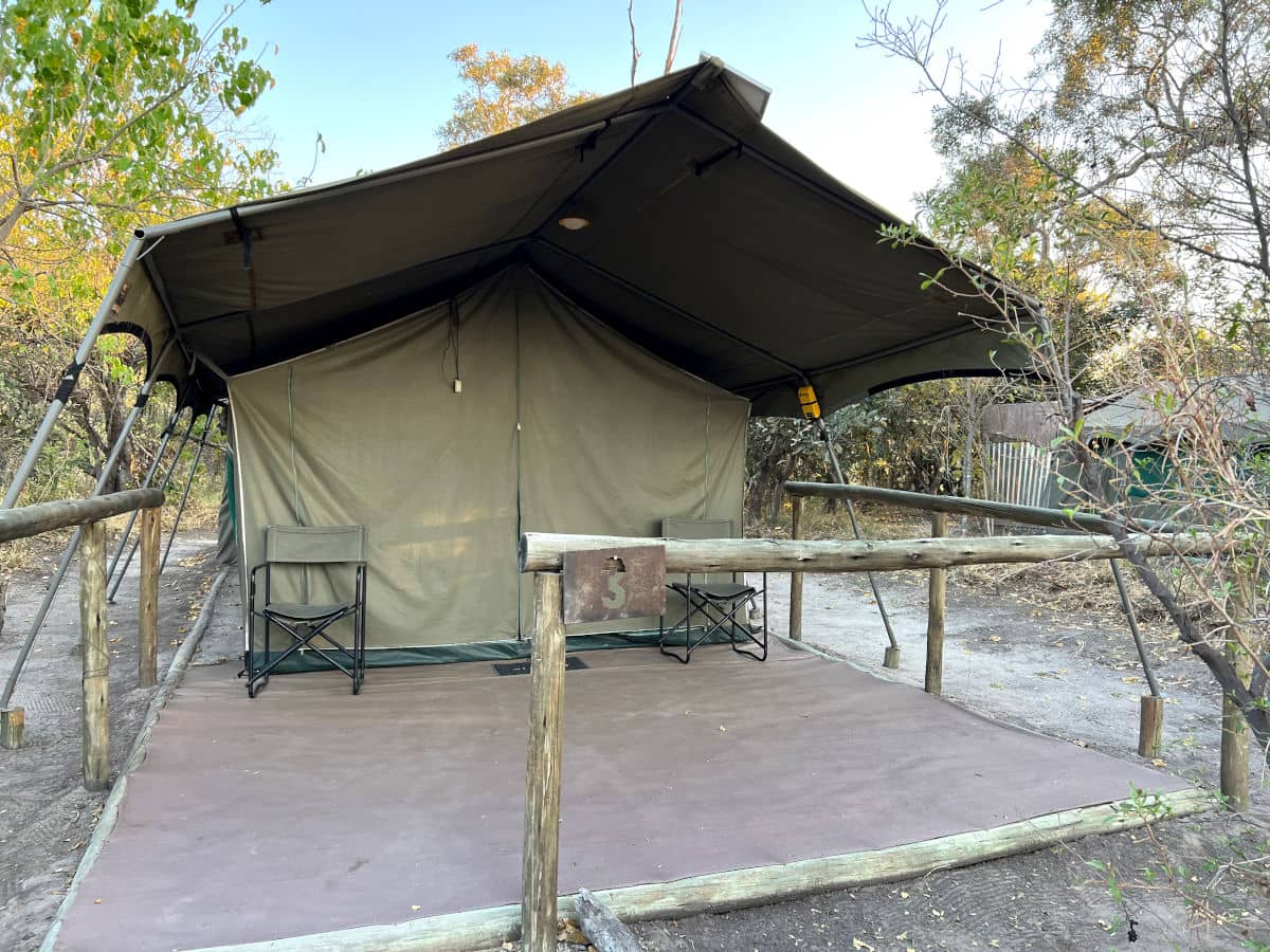 El exterior de la tienda en el campamento móvil de Mopane