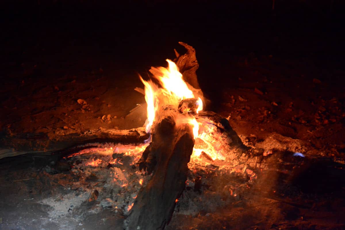 La hoguera es uno de los mejores momentos del día en un safari con campamento móvil