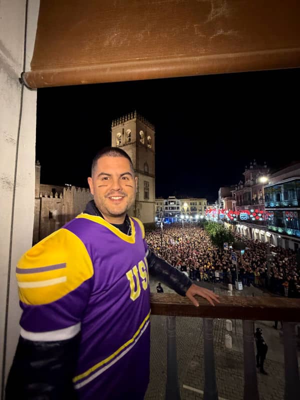 Viendo el pregón desde el Ayuntamiento de Badajoz