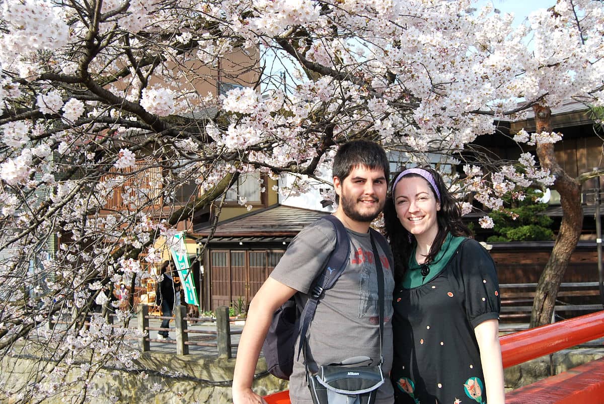 Unos jovencísimos Pau y Vero disfrutando del sakura en Takayama
