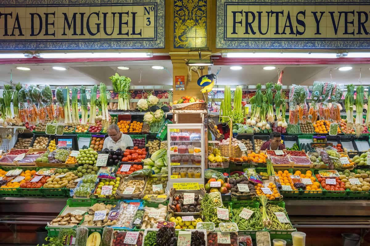 El colorido del Mercado de Abastos de Triana en Sevilla