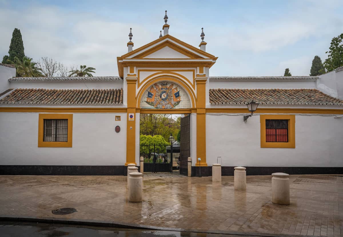Puerta principal del Palacio de las Dueñas de Sevilla