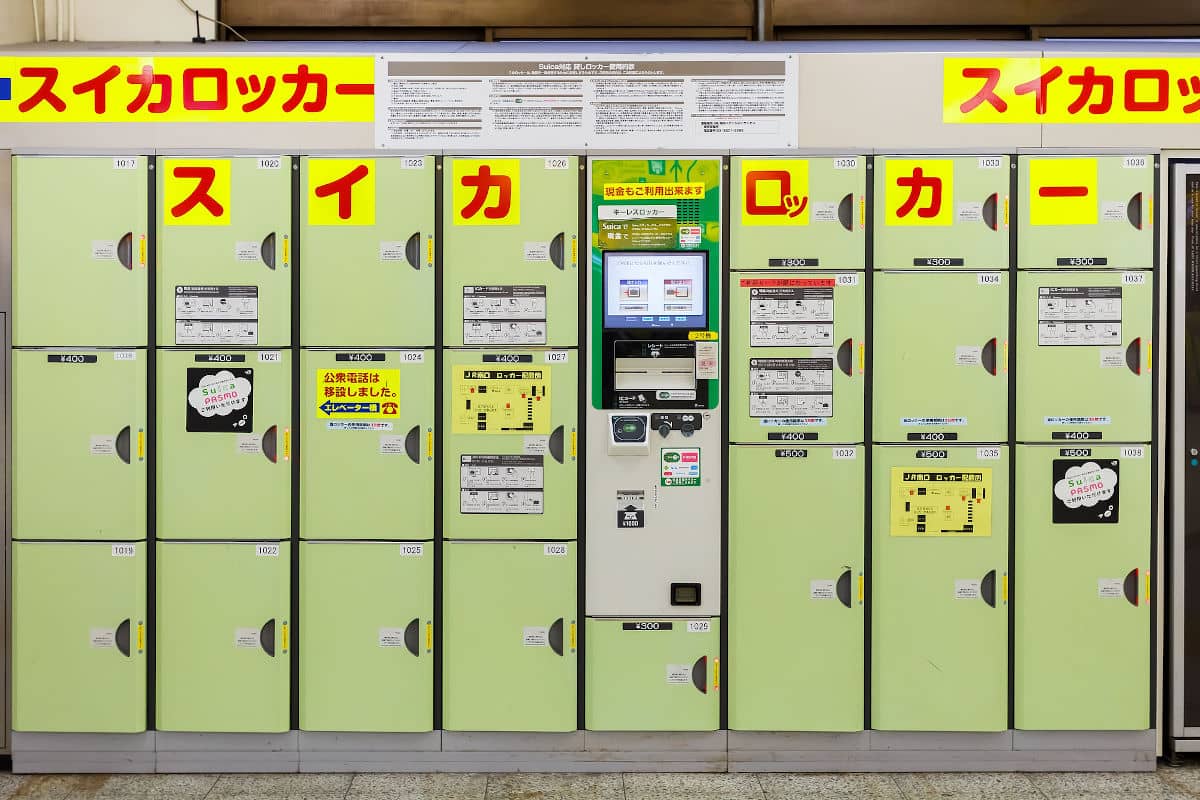 Consignas antiguas que funcionan con monedas en Tokio, Japón
