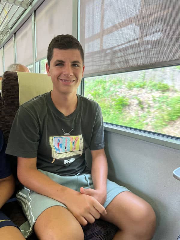 Teo en un tren regional camino de Nara en Japón