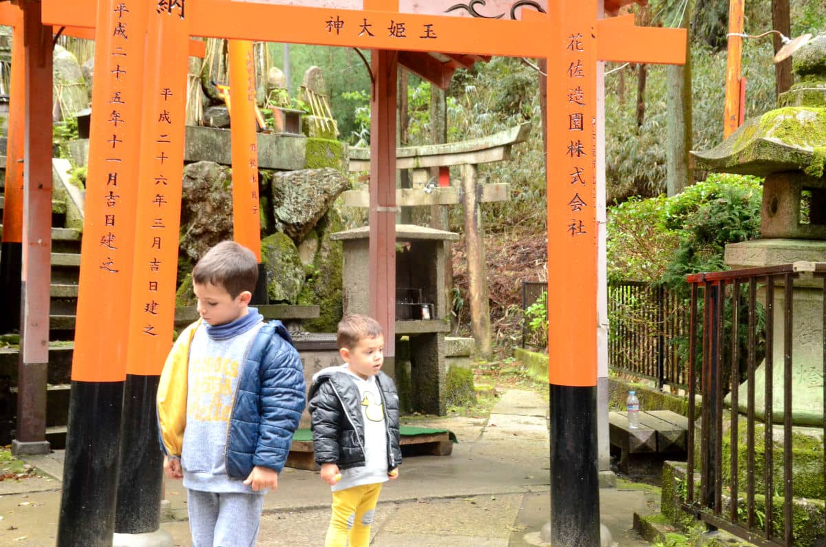 Teo y Oriol en el Fushimi Inari Taisha un día de lluvia