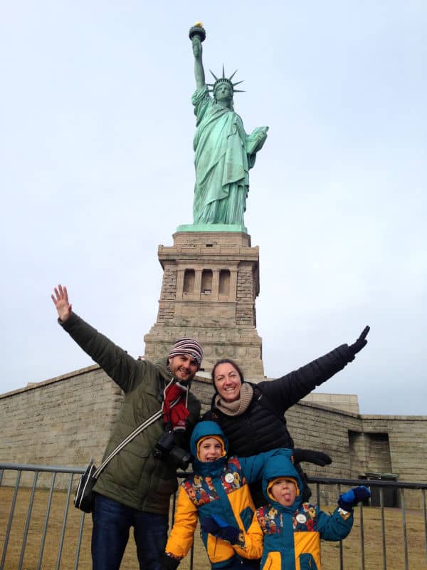 La familia ante la Estatua de la Libertad de Nueva York