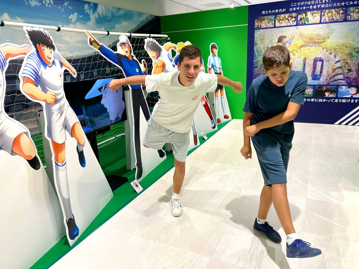 Teo y Oriol disfrutando de una expo sobre el Captain Tsubasa en Ikebukuro, Tokio