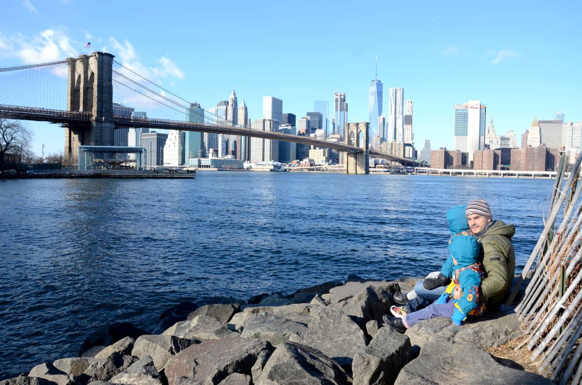 Viendo el puente de Brooklyn desde DUMBO