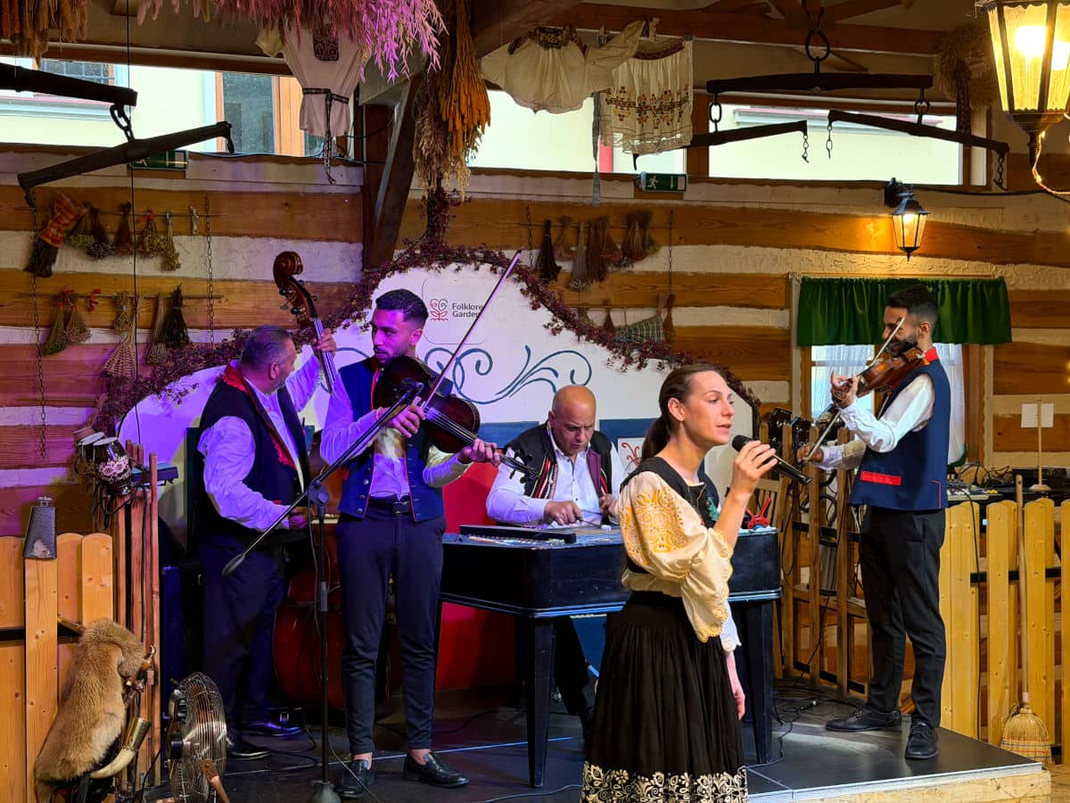 Aunque es turístico, el Folklore Garden es muy divertido