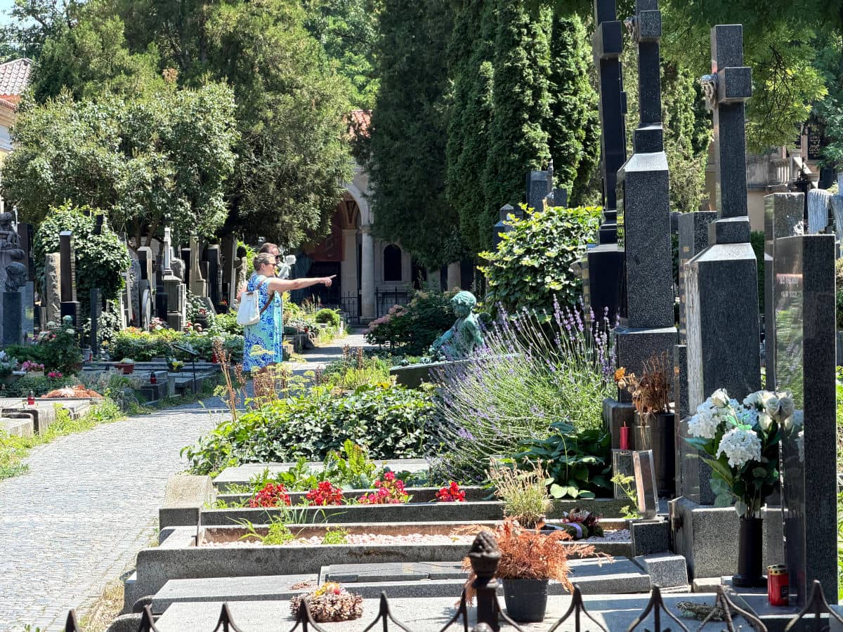 Mañana soleada en el Cementerio de Vyšehrad en Praga