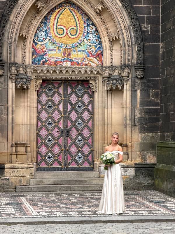 Novia en la Basílica de San Pedro y San Pablo de Praga