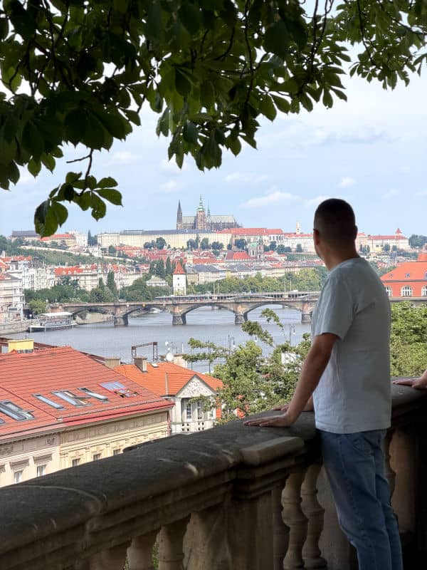 Pau en uno de los miradores de Vyšehrad en Praga