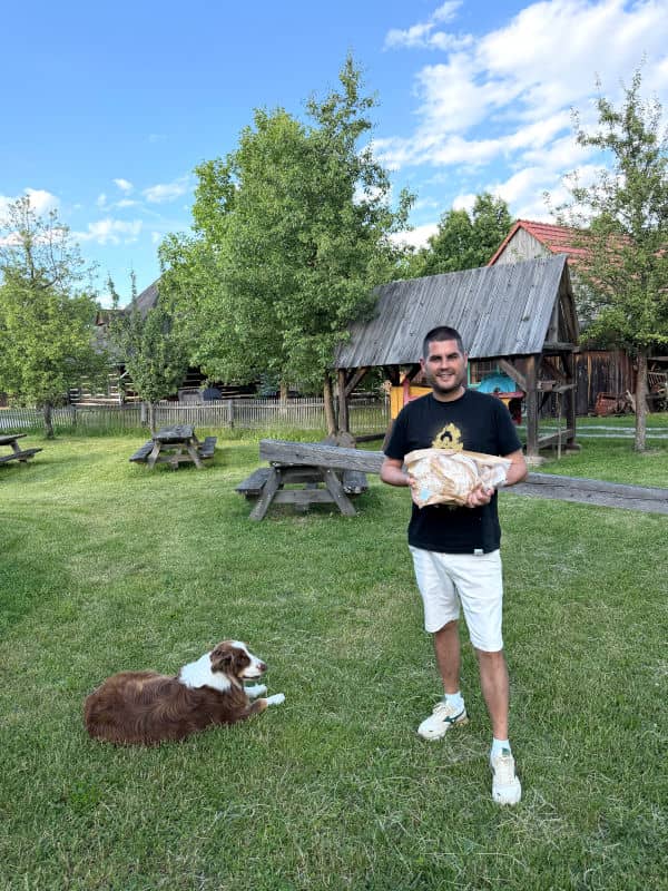 Pau feliz con su pan recién hecho