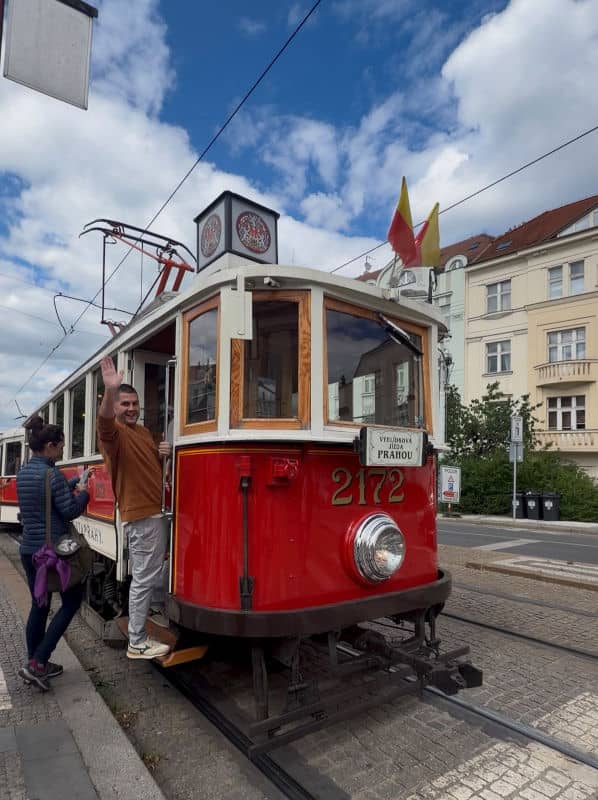 Pau subiendo al tranvía clásico de Praga