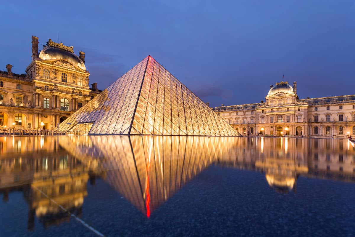 El Museo del Louvre al atardecer en verano