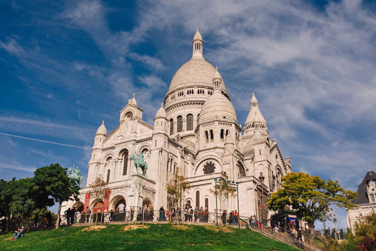La blanca Basílica del Sacré-Cœur en París