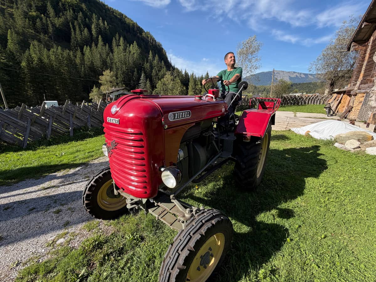 Dándolo todo en un tractor del Heimatmuseum Arlerhof