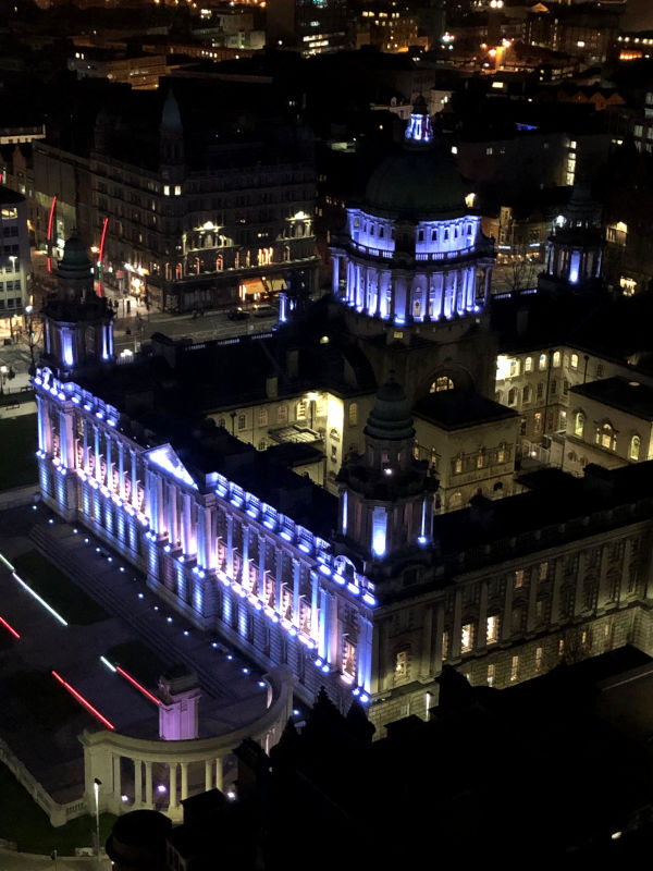 El Ayuntamiento de Belfast de noche