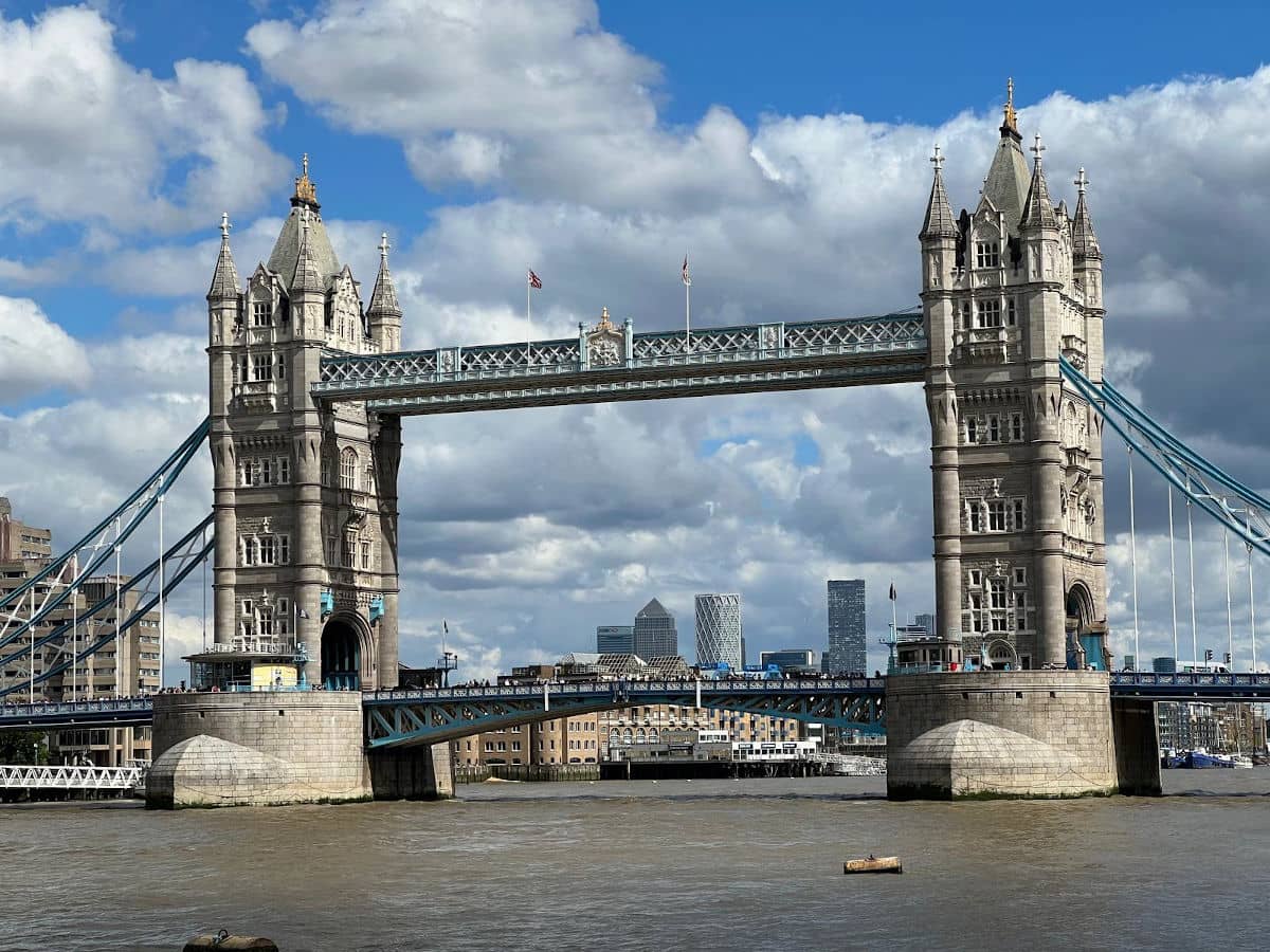 El Tower Bridge de Londres en verano