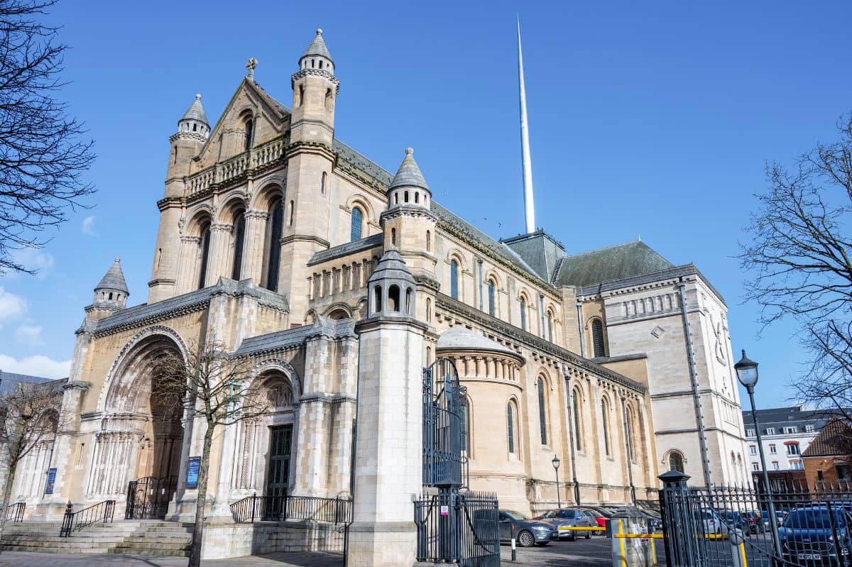 Imponente Catedral de Santa Ana en Belfast