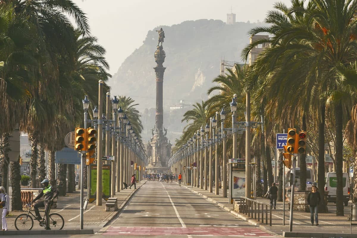 Inconfundible monumento a Colón en Barcelona
