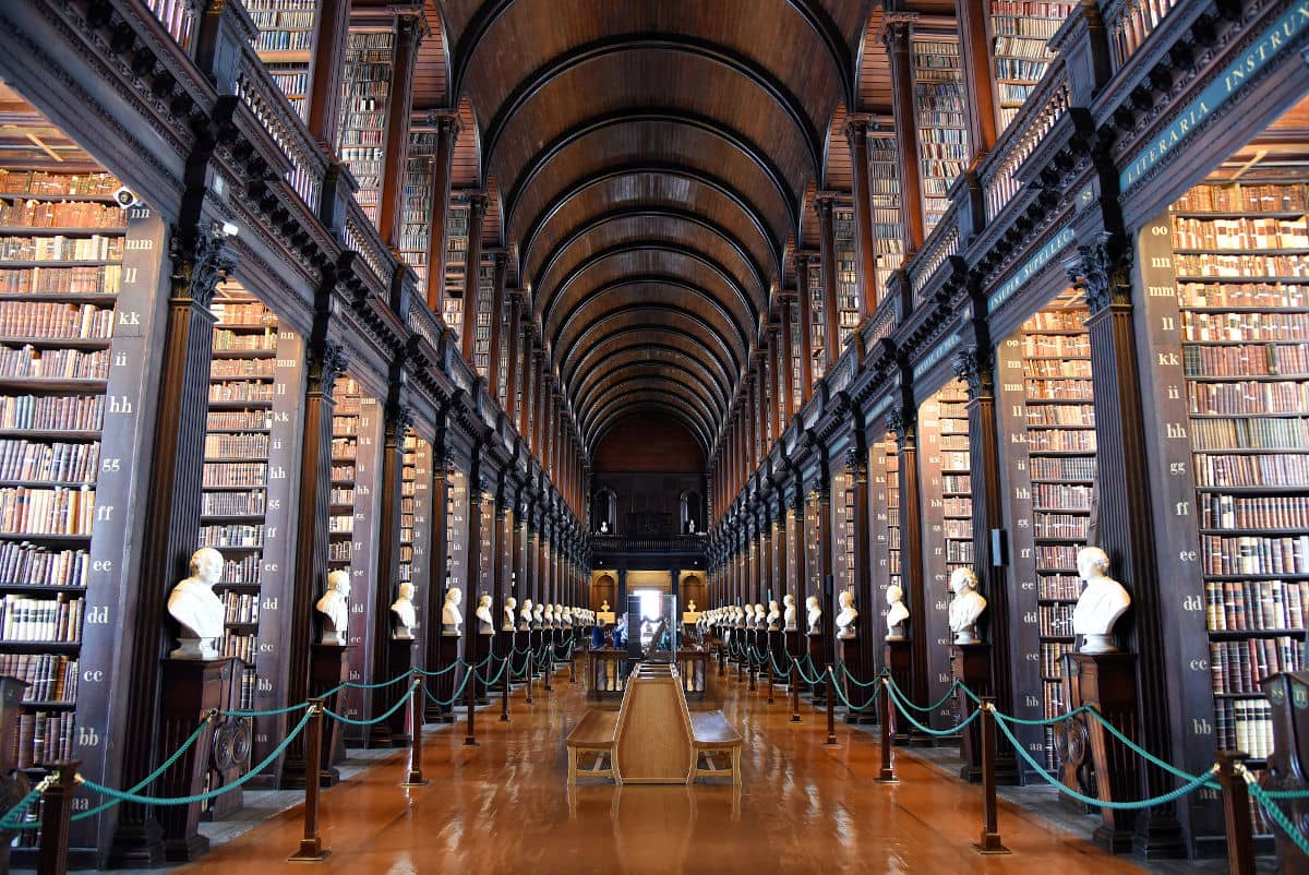 La mágica biblioteca del Trinity College de Dublín
