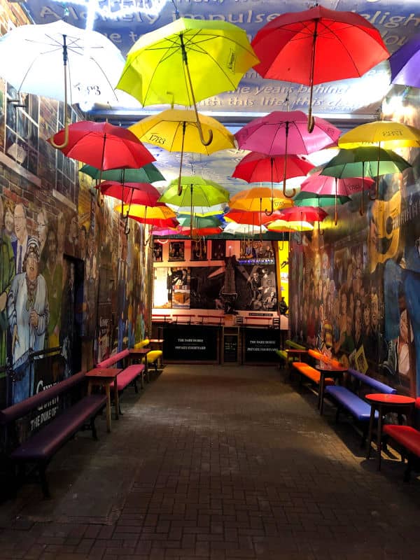 Los paraguas de Commercial Court en Belfast de noche