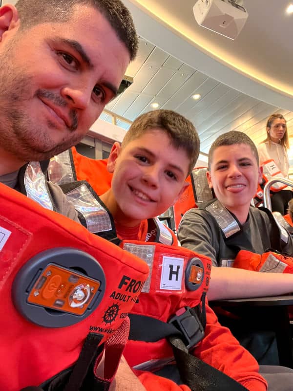 Pasajeros recién embarcados en un crucero en Barcelona