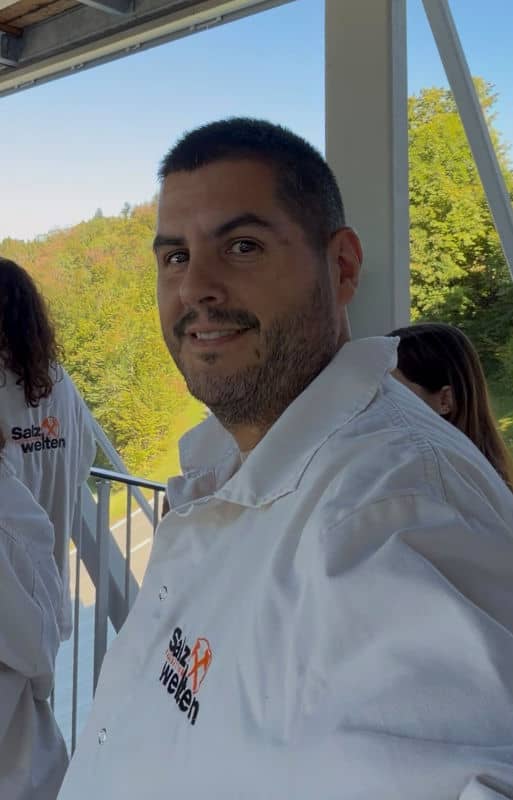 Vestido de blanco para entrar en la mina de sal