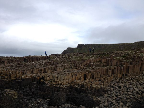 Caminando sobre la Calzada del Gigante en Irlanda del Norte