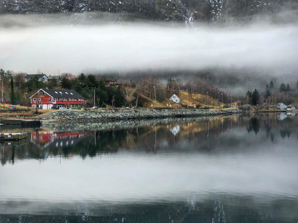 Fotos de Eidfjord en Noruega, casitas de colores en la niebla