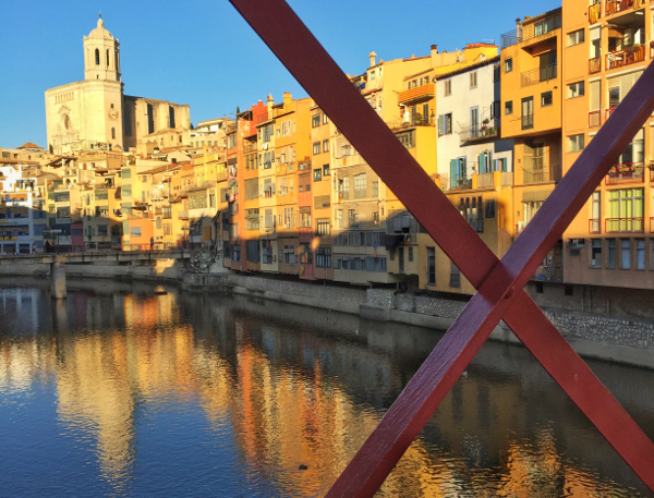 Fotos de Girona, puenta y casas colores rio Onar