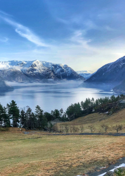 Fotos de Hardanger en Noruega, lago en la carretera