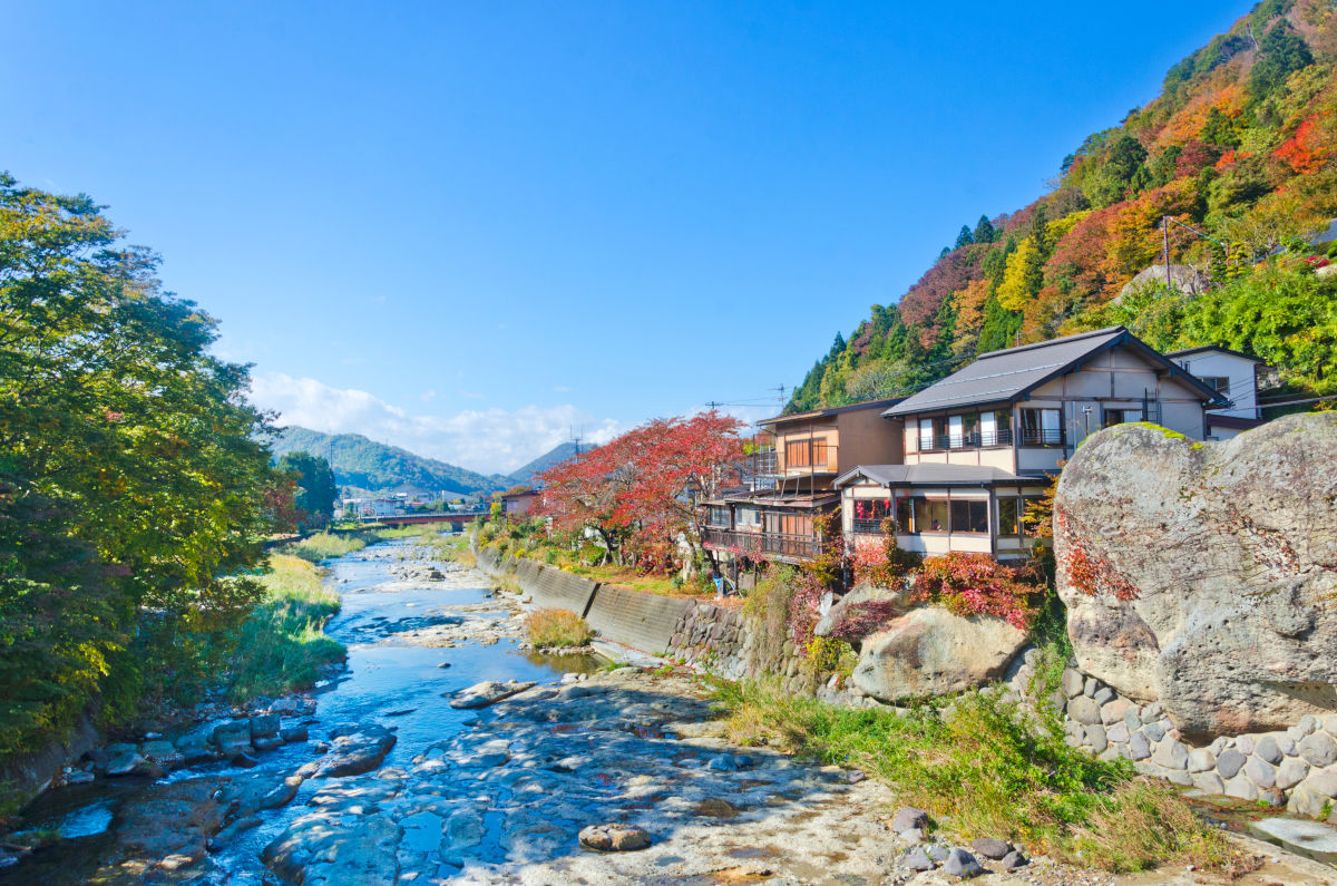 Fotos de Yamadera en Japon, rio y casitas tradicionales