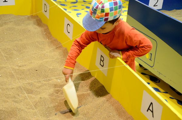 Teo en el Museo del Jurásico de Asturias