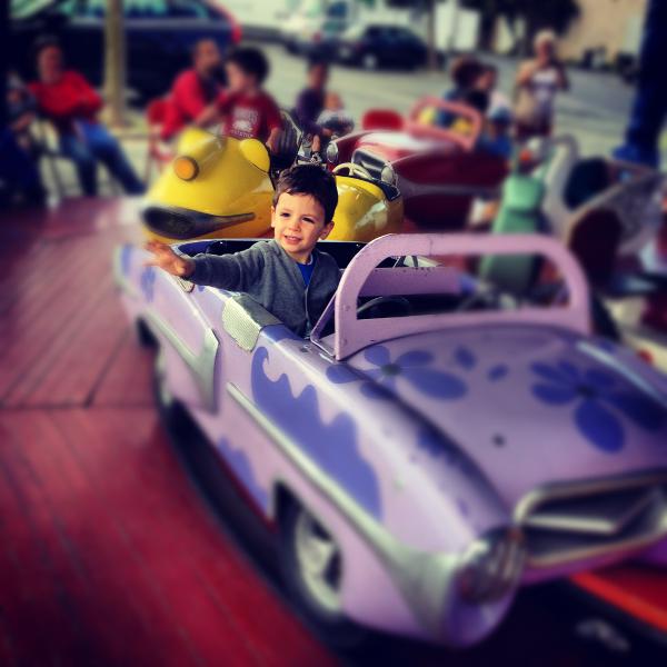 Teo en un carrusel de Ars en Ré Teo en un carrusel de Ars en Ré